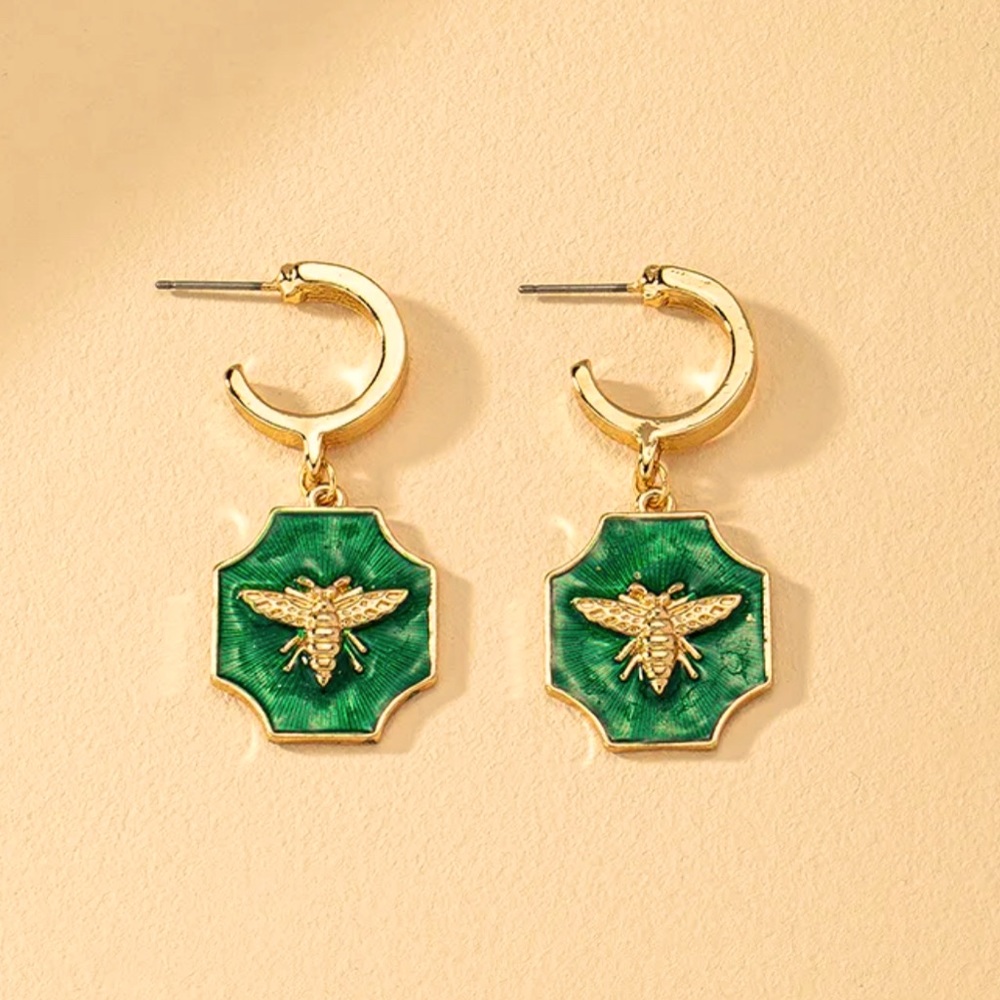 Retro, vintage style gold plated bee earring. Emerald jewelry.
